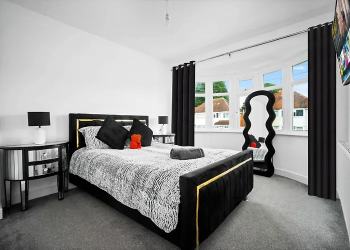 The Rock, Elegant 4 Bedroom House, Solihull, Close To Nec, Sleeps 8