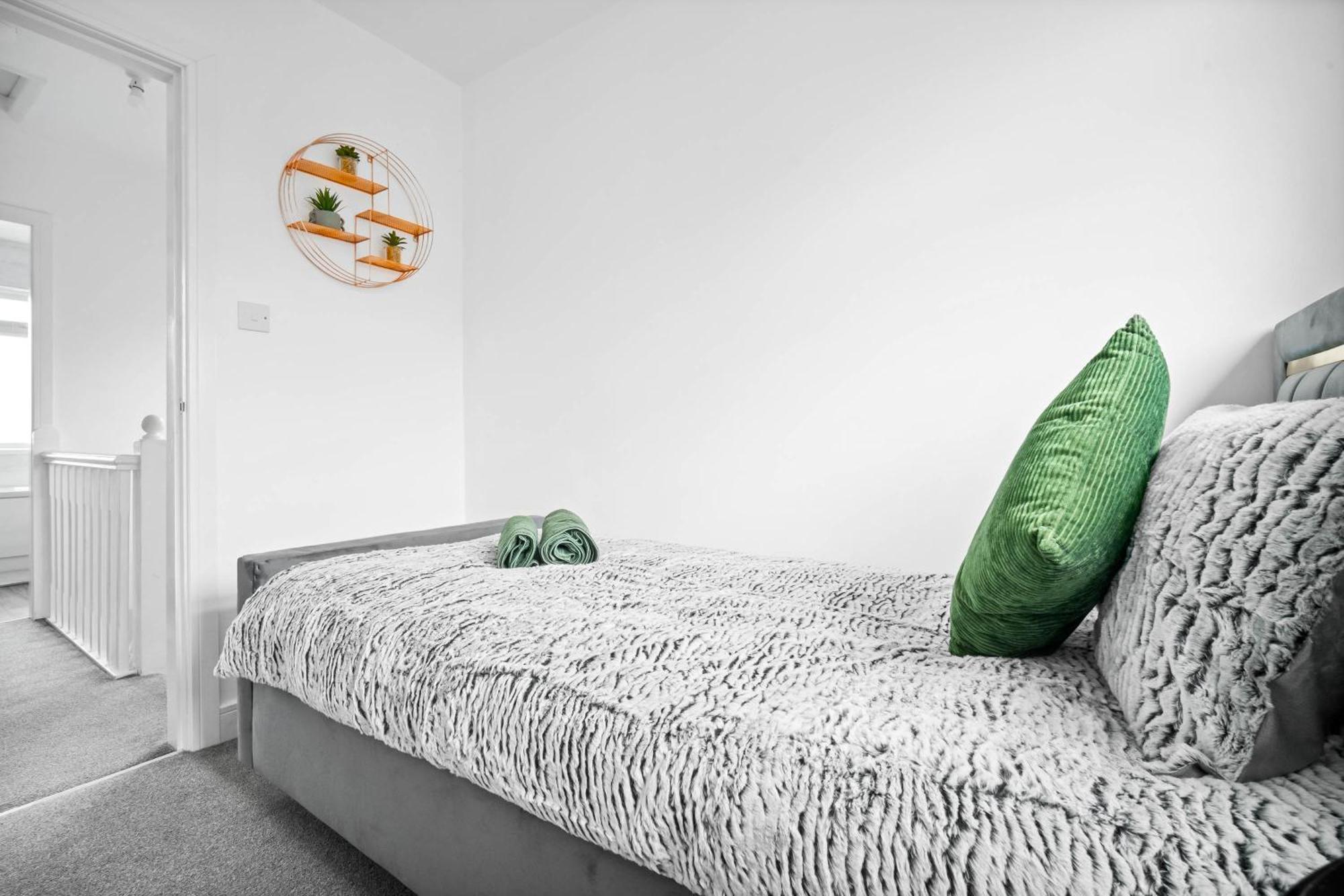 Дом отдыха The Rock, Elegant 4 Bedroom House, Solihull, Close To Nec, Sleeps 8 *